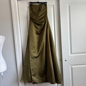 David’s Bridal Women’s Olive Green Strapless Ball Gown 4 Whimsigoth Prom Formal